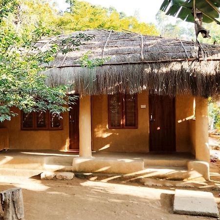 Cosmic Mud House Kanthalloor Esterno foto